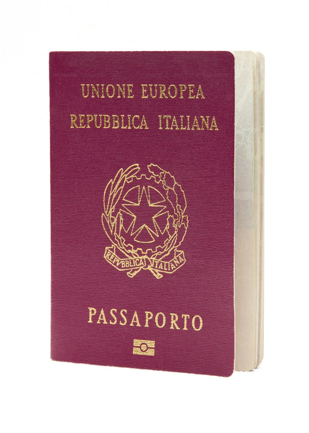 Un passaporto italiano aperto su sfondo bianco.